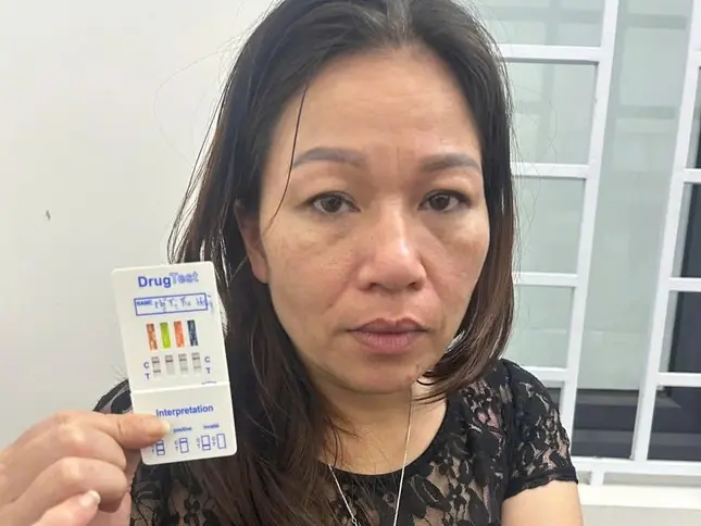 Người phụ nữ U50 'b: a: y l: ă: c' cùng 2 thanh niên trong phòng trọ