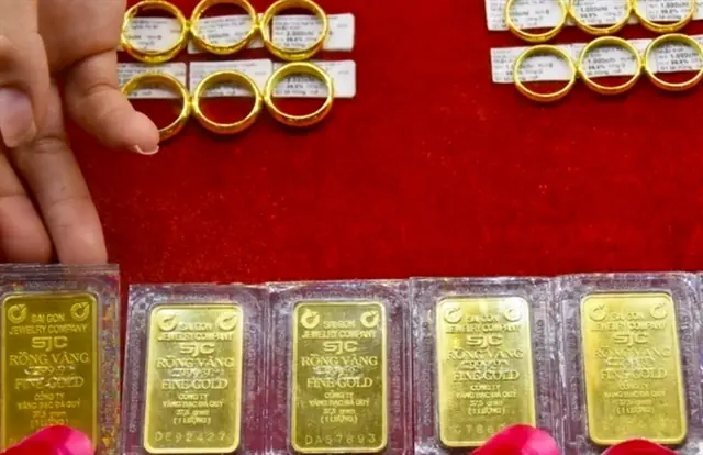 Giá vàng hôm nay 2-5: Lao dốc rồi bật tăng trở lại