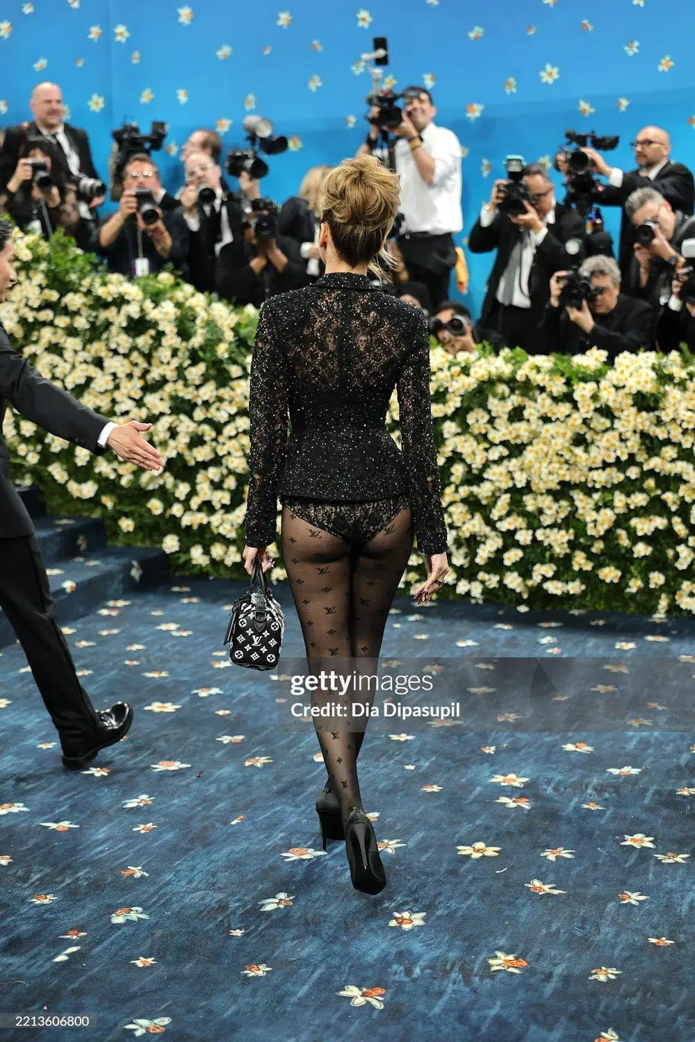 Lisa nhận bão chỉ trích tại Met Gala: Gương mặt 1 người phụ nữ nổi tiếng bị thêu ở vị trí nhạy cảm?