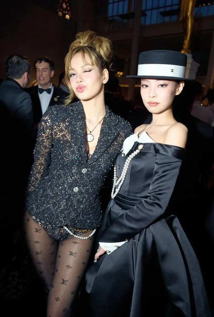 Khung hình khó hiểu của Jennie - Lisa (BLACKPINK) tại Met Gala 2025: Chuyện gì xảy ra thế này?