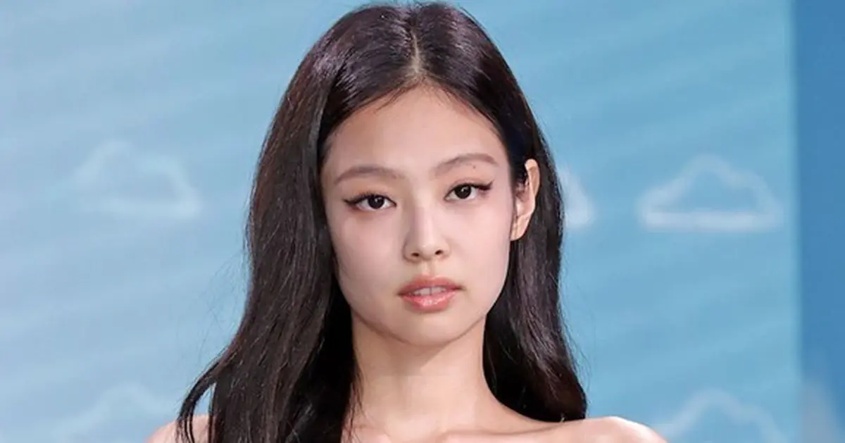 Nữ rapper h:ot nhất nhì hiện nay bị t:ố k:ỳ th:ị châu Á, netizen réo tên Jennie vì 1 lý do gây phẫn nộ