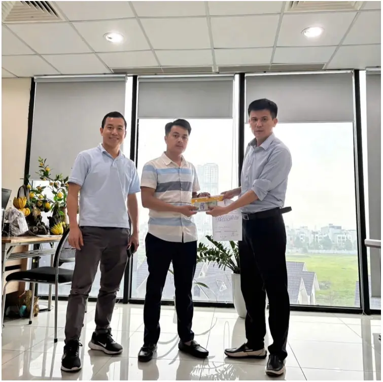 Người dân chung cư ở Hà Nội bất ngờ nhặt được cục tiền từ trên cao xuống