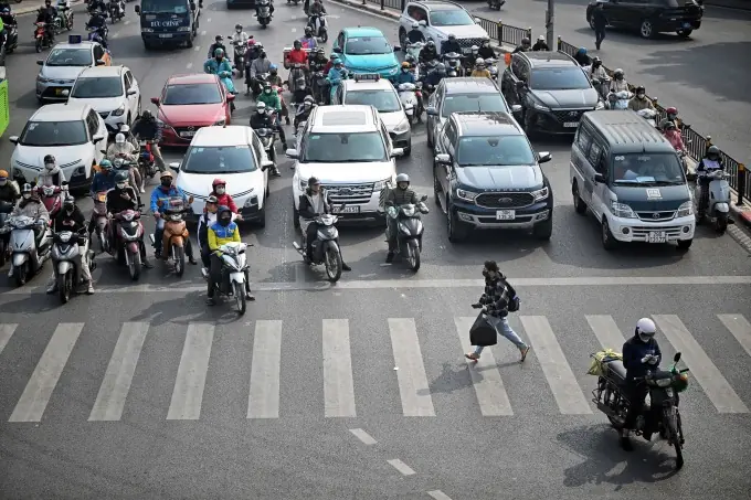 Ôtô dừng chờ quá vạch bị phạt 18-20 triệu đồng như vượt đèn đỏ