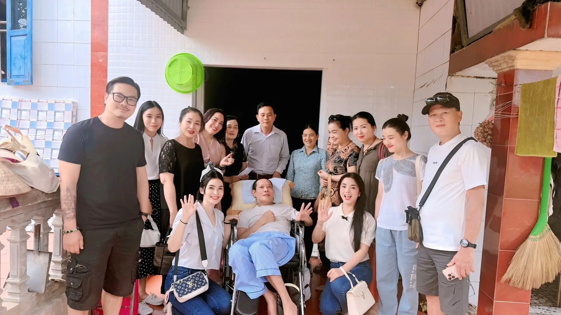 Diễn viên Thái Hòa liệt nửa người