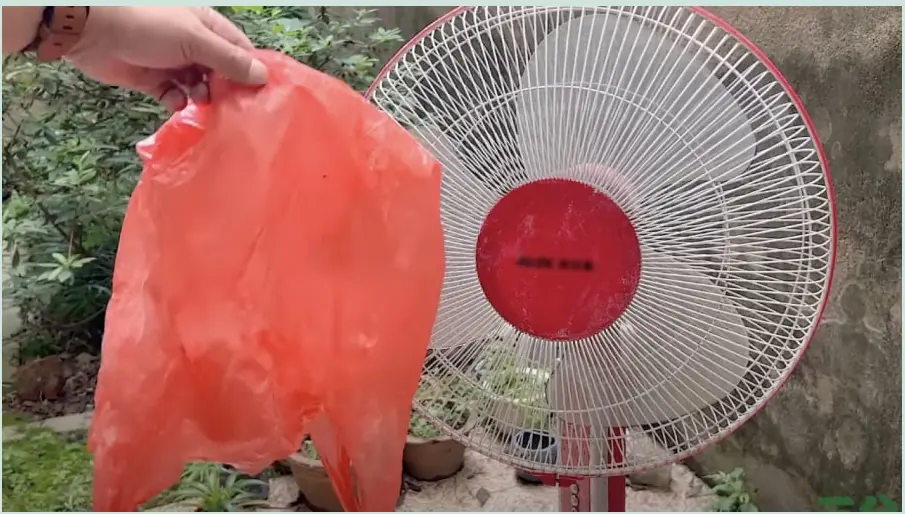 Vệ sinh quạt điện không cần tháo khung, làm theo cách này là loại bỏ hết bụi bẩn