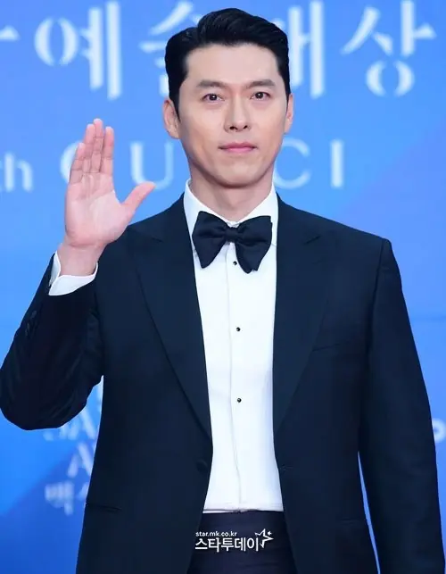 Không ai ngờ Hyun Bin trên thảm đỏ và ở nhà lại khác xa đến vậy
