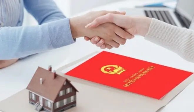 Nên để thừa kế hay tặng cho sổ đỏ cho con?