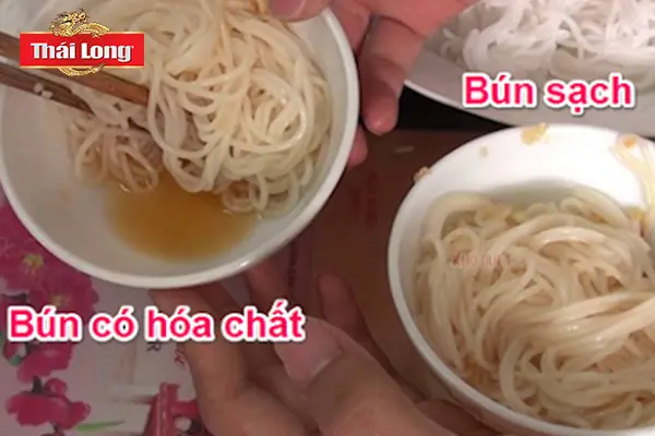 4 cách phân biệt bún sạch và bún nhiễm hóa chất, bà nội trợ nào cũng nên biết