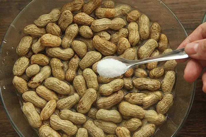 Luộc lạc đừng chỉ cho nước, thêm 2 nguyên liệu này lạc mềm, ngon để lâu không bị thiu, nhớt