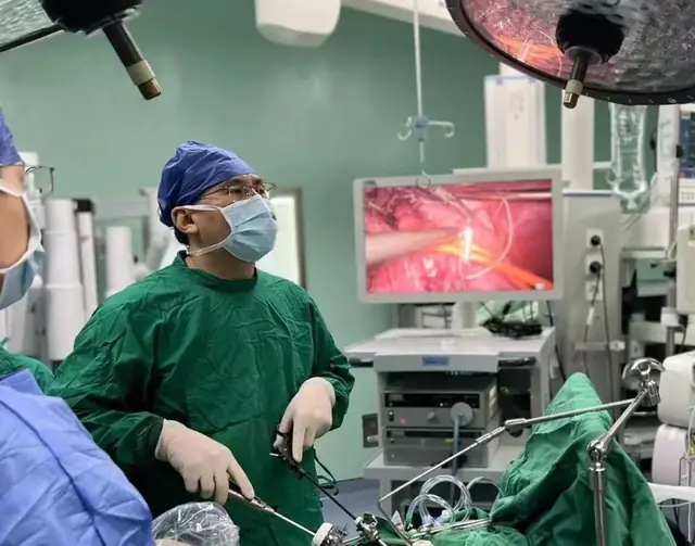 Cô gái 28 tuổi bị axit dạ dày "ăn mòn lên đến cổ" vì thứ nước nhiều người uống mỗi ngày