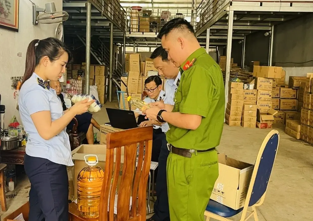 Phát hiện và buộc tiêu huỷ 700 chai dầu gội giả mạo nhãn hiệu và nhập lậu