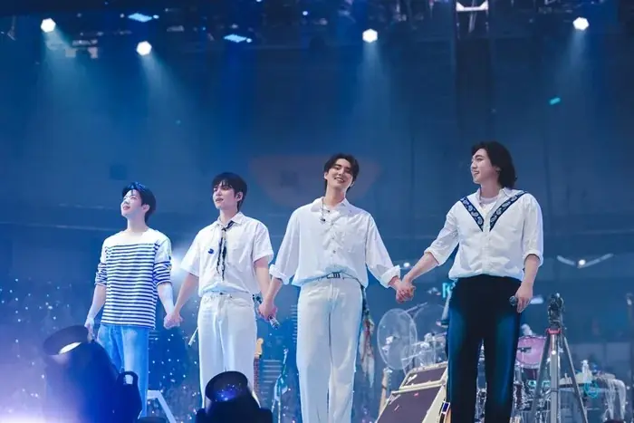 Không vũ đạo cũng chẳng hiệu ứng tối tân, DAY6 vẫn lập kỷ lục tại KSPO DOME