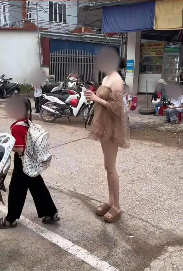 Mẹ trẻ gây sốc vì ăn mặc phản cảm khi đưa đón con đi học, dân tình chỉ trích gay gắt