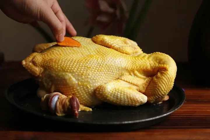 Luộc gà nên luộc cùng nước sôi hay nước lạnh, luộc bao lâu thì gà chín đều, không bị đỏ?