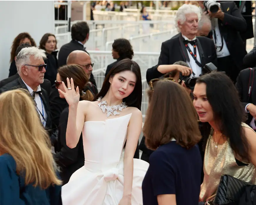 Cuối cùng "kẻ thù số 1" đã xả ảnh Han So Hee tại Cannes, sao lại trông thế này?
