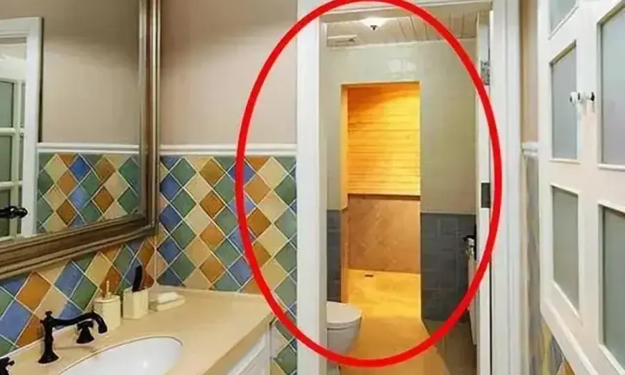 Khi không sử dụng nhà vệ sinh, cửa nên mở hay đóng? Rất quan trọng