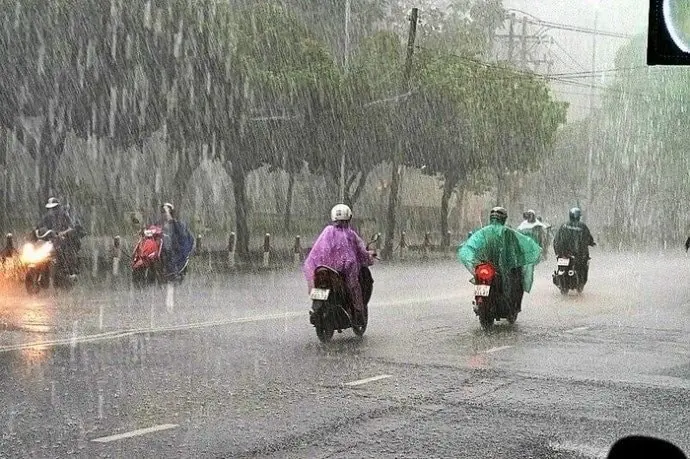 Nước cống tràn vào nhà dân sau mưa lớn ở Hà Nội